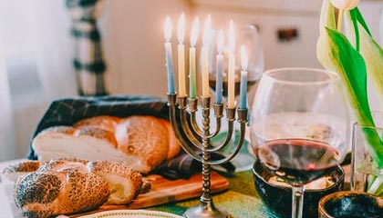 黑黄球队在重要比赛中脱颖而出，夺得胜利